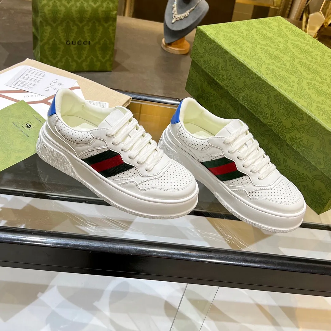 👟👟Ex-factory price 480👟👟 Gucci - the new Chunky B series lightweight soft thick sole sports series! G's couple's white shoes, Gucci counter style, Gucci catwalk style! The style design is light, luxurious and retro...thick sole increases height...similar to an upgraded version of classic white shoes! Original customized cowhide fabric (classic old floral fabric, perforation, embossing process), cowhide lining, original foam lightweight outsole, GG Logo on the heel, 4cm thick sole, classic Gucci webbing... Women's 35-40/Men's 38-44 (full size)